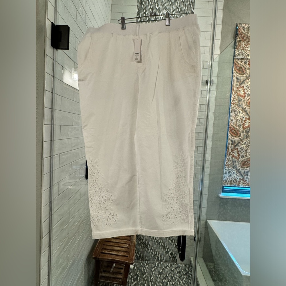 #NWT Chico’s pull on pants with great eyelet detail – size 3 (XL)‎